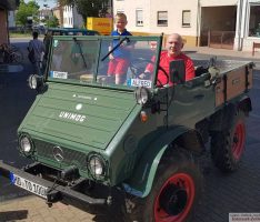 Orginell: Alfred und Tommy per Unimog beim Eisessen