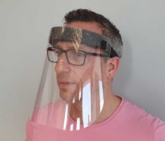 Tröpfcheninfektion per Gesichtsschild abwehren – Katzer Printvision produziert ihn in Sandhausen