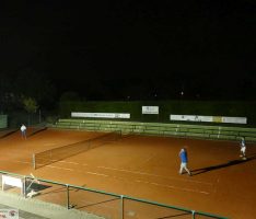 Kontaktfreie Sportarten wieder erlaubt! Tennisspieler starteten um Mitternacht