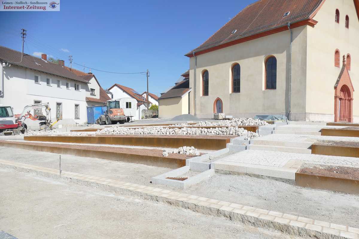 Fast fertig: Vorplatz der Diljemer Aegidiuskirche mit Kräuterbeeten und Wasserlauf