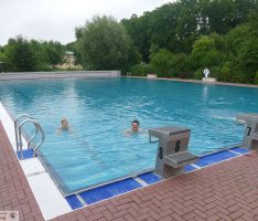 Leimener Freibad weiter geöffnet – </br>Hallenbad öffnet erst im Oktober
