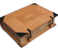 Handwerkskunst eines Buchbinders: (Dr)aufschlagen erwünscht, sonst bleibt’s zu!