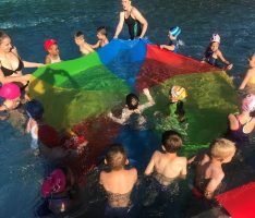 Endlich wieder schwimmen! Kindergarten-Kinder plantschten glücklich im Freibad
