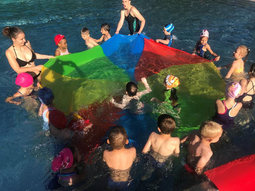Endlich wieder schwimmen! Kindergarten-Kinder plantschten glücklich im Freibad