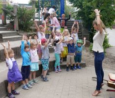 Endlich wieder gemeinsam singen! Musikschul-Kinder mit Leiterin Nicole Staber