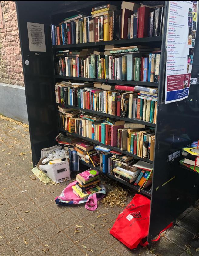 Wenn VOLL, dann STOP. Offenes Bücherregal soll keine Müllhalde werden