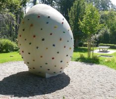 Ein dickes, pickeliges Ei als Sportgerät? Ja! Auf Gauangellocher Neurott-Spielplatz