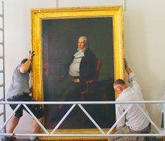Restauriertes Portrait „Herr Seeligmann“ wieder im historischen Rathaus aufgehängt