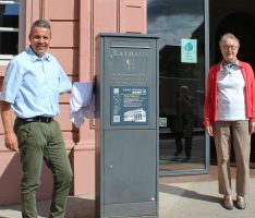 OB Hans Reinwald enthüllt Stadtrundgangstafel – Lokaler Agenda maßgeblich beteiligt