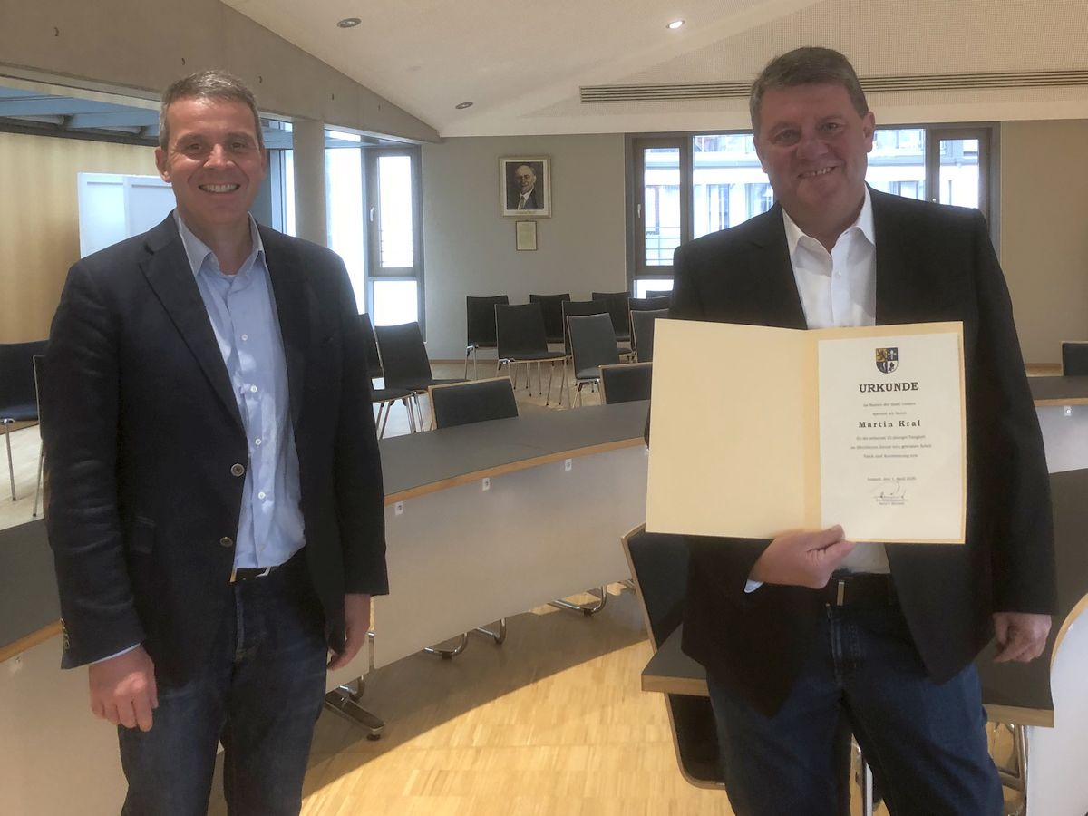 25-jähriges Dienstjubiläum Martin Kral - Oberbürgermeister Reinwald gratuliert