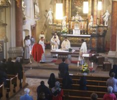 Neupriester Francesco Durante feiert mit dem Primiz seinen ersten Gottesdienst