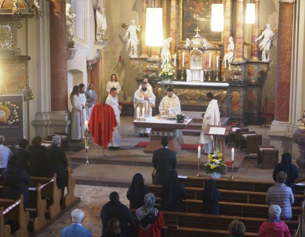 Neupriester Francesco Durante feiert mit dem Primiz seinen ersten Gottesdienst