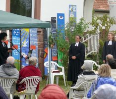 Segensreiche Amtseinführung von Pfarrerin Lena-Marie Hupas im Pfarrgarten