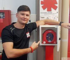 Erste-Hilfe-Defibrillator im Clever-Fit – Kann auch von Laien bedient werden