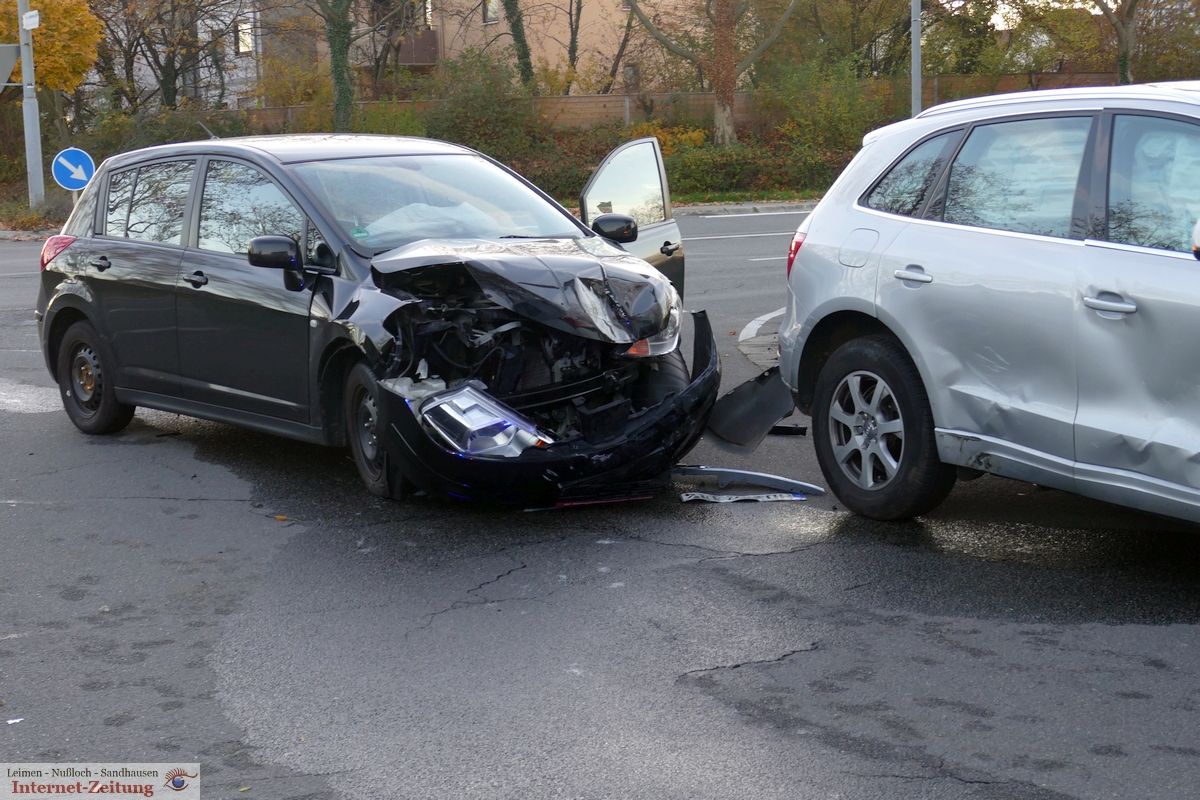 Leimen: Unfall auf Kreuzung - eine Fahrerin leicht verletzt - Sachschaden ca. 30.000 Euro