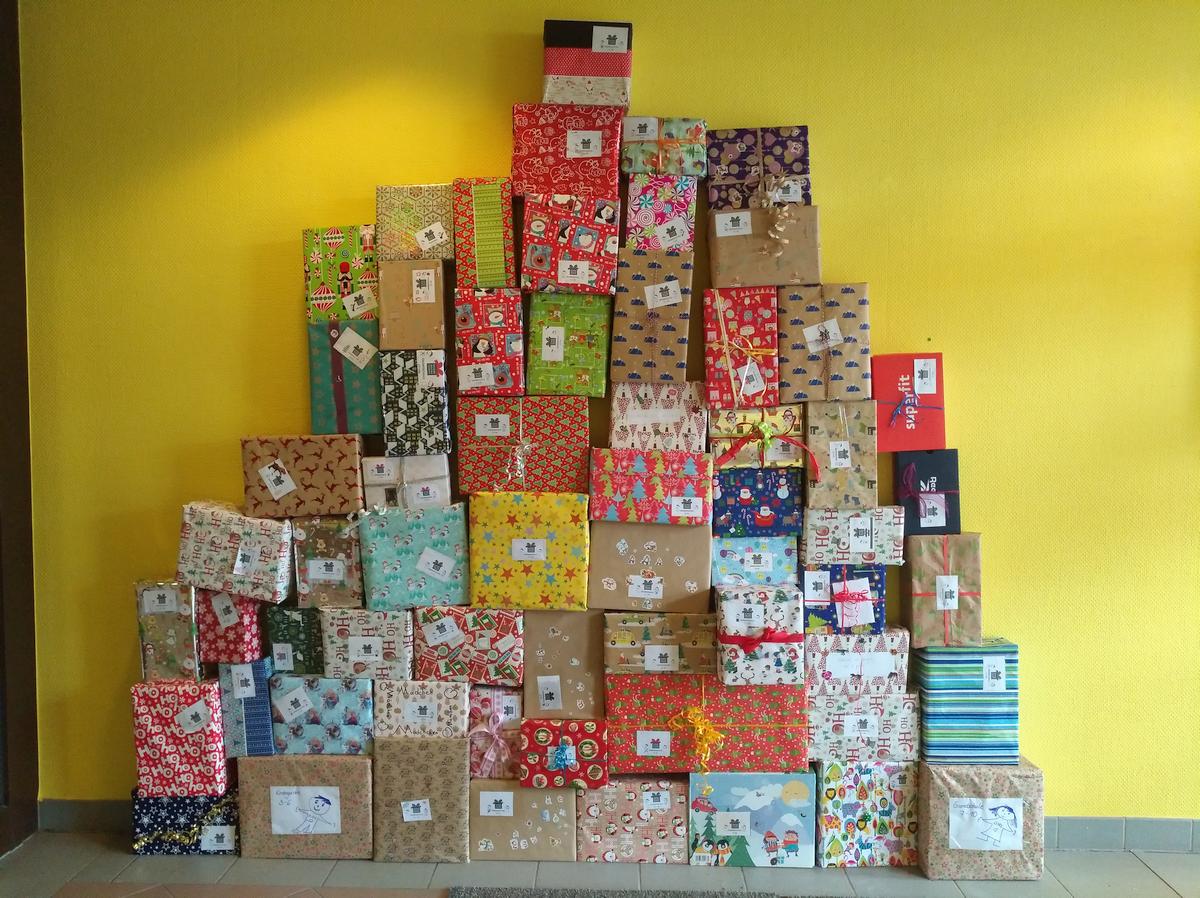 Schlossberg-Schüler packen 65 Päckchen für den Weihnachts-Päckchenkonvoi