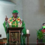 Ungewöhnlicher Familiengottesdienst: </br>Pfarrer Arul Lourdu in der Kirchenbütt