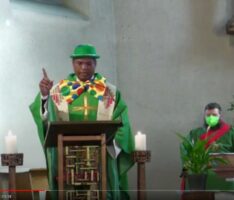 Ungewöhnlicher Familiengottesdienst: </br>Pfarrer Arul Lourdu in der Kirchenbütt