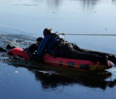 Wasserretter aus Leimen und Mannheim trainieren Eisrettung