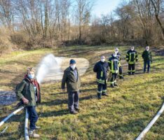 Wasser Marsch: Feuerwehr pumpt  150.000 Liter und lässt Teich neu entstehen