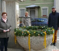 Leimener Landfrauen schmücken Bärentorbrunnen mit Ostergirlande