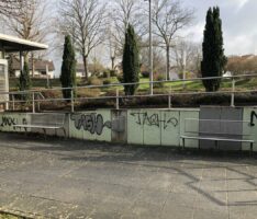 Sandhausen: Spray-Schmierereien an Gemeindebibliothek – Polizei sucht Zeugen