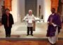 Pfarrer Lourdu dankt Adolf Bindl für über 50jährigen Lektorendienst