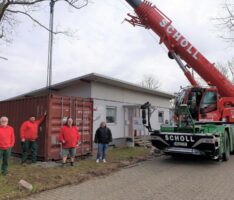 Platzmangel: Sandhäuser AWo-Lädle bekommt „Anbau“ per Scholl-Kran