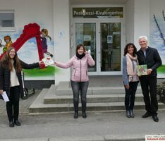 Nach der Ritterhummel erobern nun zwei Regenwürmer die Kinderherzen