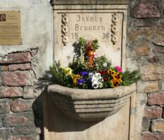Klein aber fein: Leimener Jakobsbrunnen erfreut mit frischem Blumenschmuck