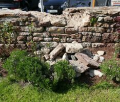 Vandalismus im Kirchgarten der Mauritiuskirche – Trockenmauer beschädigt