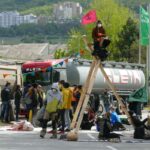 Drei ans Kreuz gefesselte Zementwerk-Blockierer von Feuerwehr "befreit"
