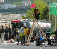 Zufahrt zum Leimener Zementwerk von nicht angemeldeter Demo blockiert