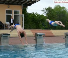 Freibad-Eröffnung bei schnuckeligen 9 Grad – Im Wasser war’s wärmer: 26 Grad!