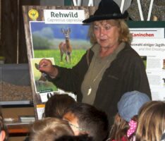 Schlossberg-Schüler im „Klassenzimmer Natur“ bei Jägerin Anita Kühner