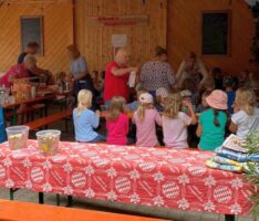 Stather’s lud 145 Kinder und 22 Erzieher des E.-Ding-Kindergartens zum Gockelessen ein