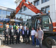 Symbolischer „Baggerbiss“ an der Volksbank Kraichgau – Neubau beginnt Ende des Jahres