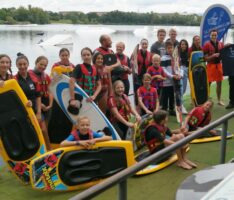 Neptunjugend mit Wasserski, Wakeboard und Kneeboard auf dem Wasser