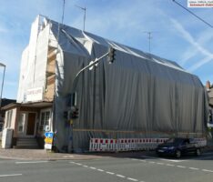 Nach Reichstag und Triumphbogen: </br>Verhüllte Christo auch Leimens Café Life?