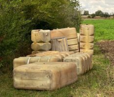 Umwelt-Schweinerei in St. Ilgen: Elf Öltanks auf Feldweg abgestellt