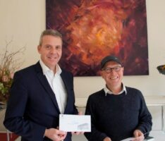 Michael Sauerzapf feiert 25-jähriges Dienstjubiläum – OB Hans Reinwald gratuliert