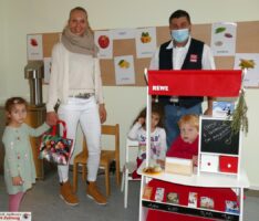 REWE-Markt spendiert dem Kindergarten St. Mauritius vier Spielzeug-Kaufläden
