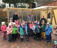 Elisabeth-Ding-Kindergarten:. Eltern, Team und Kinder bauen neuen Hasenstall