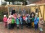 Elisabeth-Ding-Kindergarten:. Eltern, Team und Kinder bauen neuen Hasenstall