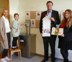 Volksbank Kraichgau spendet Mauritius Kindergarten einen Edelstahl-Wasserspender