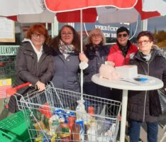 Sammeln und Helfen – AWo-Team sammelte vor dem REWE Spenden und Lebensmittel