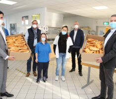 Übergabe von Martinsmännchen an die Lebenshilfe