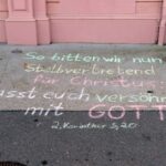 Bibelbotschaft vor Leimener Rathaus aufgemalt - Wer war's und warum?