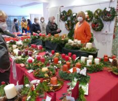 Leimener Mittwochsgruppe: Adventskränze und weihnachtliche Deko-Artikel auch online bestellbar