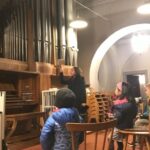 Herz-Jesu Kirche: Kinder der Musikalischen Grundausbildung besuchen Orgel